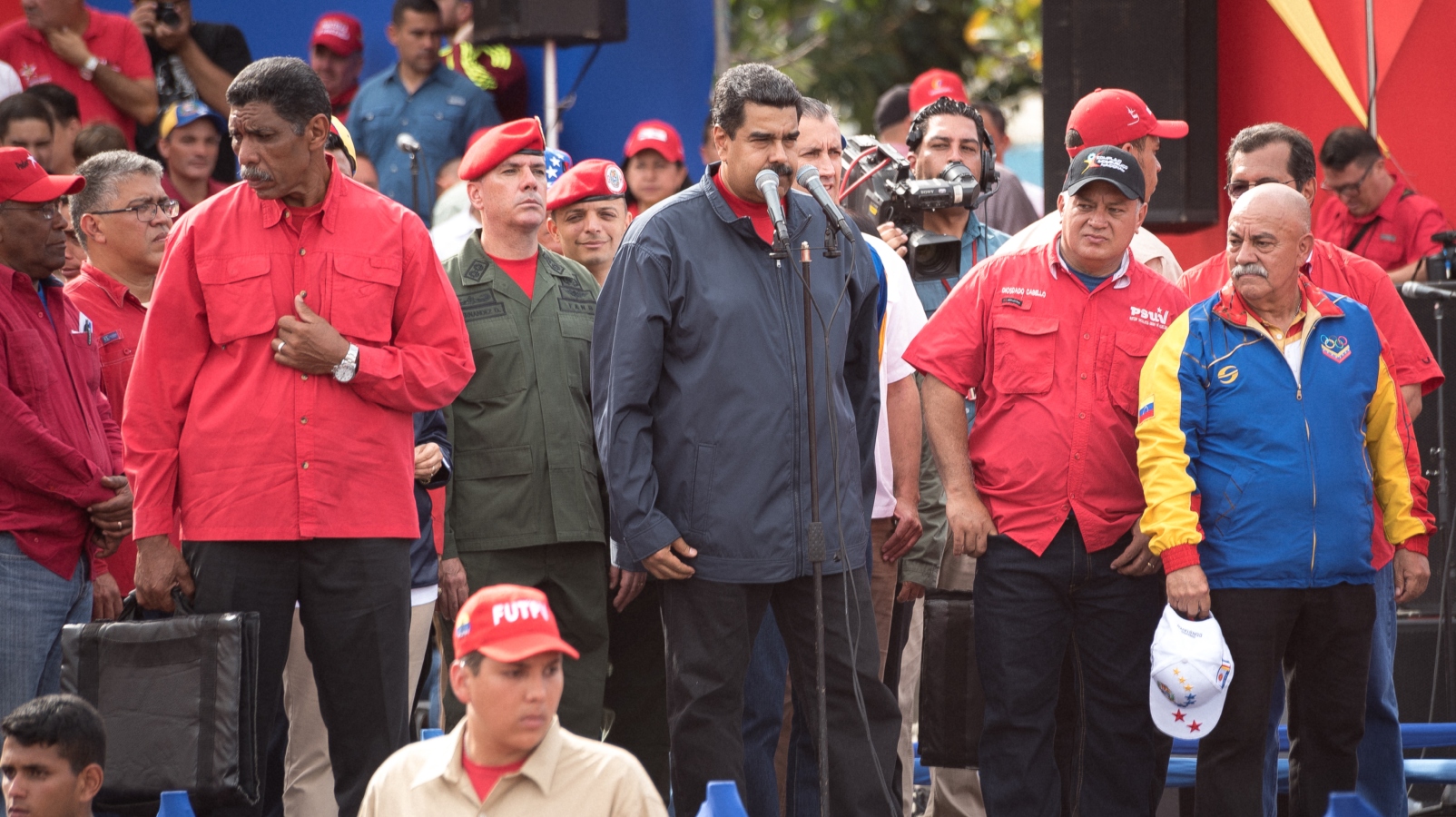 مادورو يُقسم لشعبه.."الولاء المطلق"